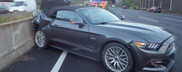 Marco Högers Auto nach dem Unfall im August 2016 Marco Högers Auto nach dem Unfall im August 2016