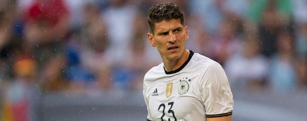 Mario Gomez beim Testspiel auf Schalke im Juni 2016 Mario Gomez beim Testspiel auf Schalke im Juni 2016