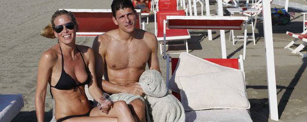 Mario Gomez und Carina Wanzung am Strand Mario Gomez und Carina Wanzung am Strand