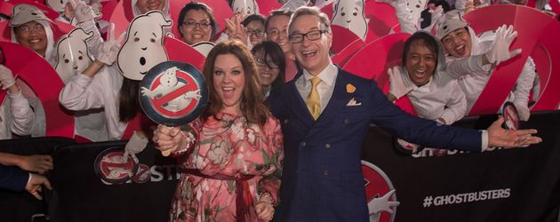 Melissa McCarthy und Paul Feigbeim Ghostbusters-Weltrekord in Singapur Melissa McCarthy und Paul Feigbeim Ghostbusters-Weltrekord in Singapur
