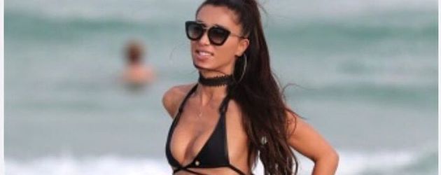 Metisha Schäfer mit knappem Bikini am Strand von Miami Metisha Schäfer mit knappem Bikini am Strand von Miami