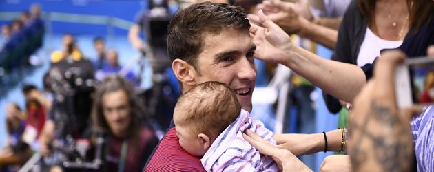 US-amerikanischer Schwimmer Michael Phelps mit seinem Sohn Boomer US-amerikanischer Schwimmer Michael Phelps mit seinem Sohn Boomer