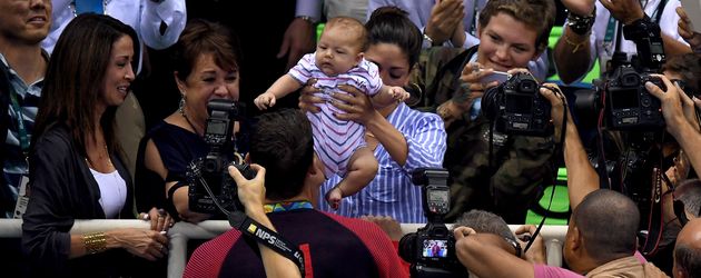 Michael Phelps feiert seinen erfolgreichen Medaillen-Sieg mit seiner Familie Michael Phelps feiert seinen erfolgreichen Medaillen-Sieg mit seiner Familie