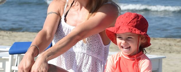 Michelle Hunziker und Tochter Sole posieren am Strand Michelle Hunziker und Tochter Sole posieren am Strand