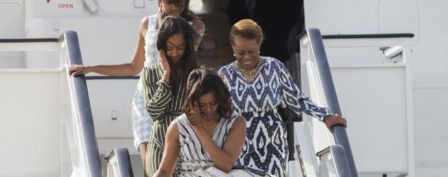 Michelle Obama mit ihren Töchtern Malia und Sasha am Flughafen Madrid Michelle Obama mit ihren Töchtern Malia und Sasha am Flughafen Madrid