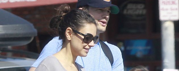 Mila Kunis, Ashton und Wyatt Isabelle Kutcher unterwegs in Los Angeles Mila Kunis, Ashton und Wyatt Isabelle Kutcher unterwegs in Los Angeles
