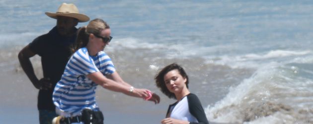 Miranda Kerr während eines Shootings am Strand von Malibu Miranda Kerr während eines Shootings am Strand von Malibu