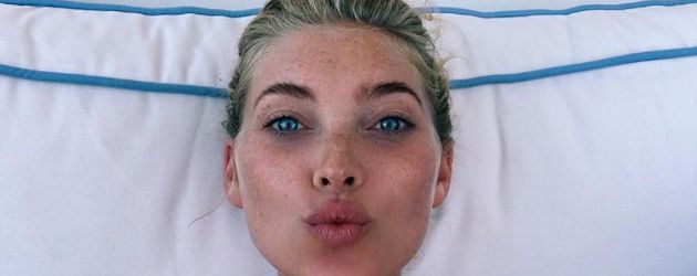 Model Elsa Hosk mit Sonnencreme Model Elsa Hosk mit Sonnencreme