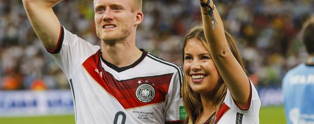 André Schürrle und Montana Yorke nach dem WM-Sieg 2014 André Schürrle und Montana Yorke nach dem WM-Sieg 2014