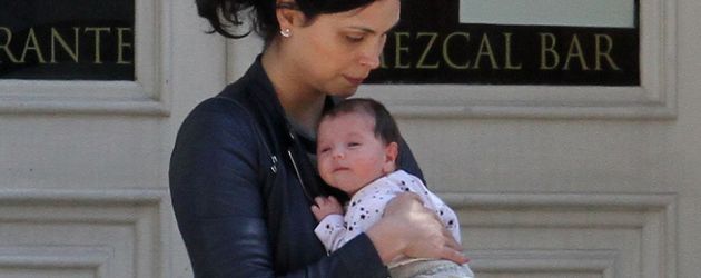 Morena Baccarin hält Tochter Frances Laiz Setta Schenkkan im Arm Morena Baccarin hält Tochter Frances Laiz Setta Schenkkan im Arm