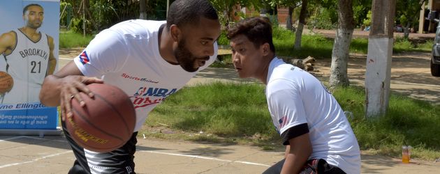 NBA-Star Wayne Ellington beim Basketballspielen auf der Straße NBA-Star Wayne Ellington beim Basketballspielen auf der Straße