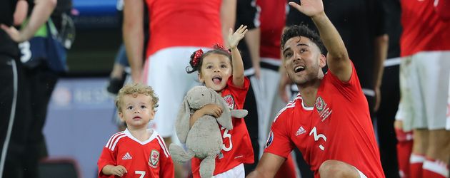 Neil Taylor mit seinen Kindern nach dem Viertelfinal-Spiel Wales gegen Belgien Neil Taylor mit seinen Kindern nach dem Viertelfinal-Spiel Wales gegen Belgien