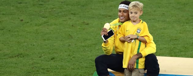 Fußballer Neymar mit seinem Sohn in Rio Fußballer Neymar mit seinem Sohn in Rio