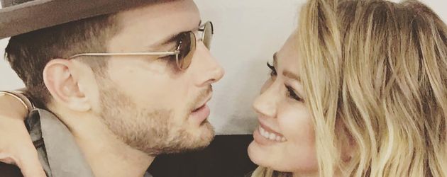 Hilary Duff mit Co-Star Nico Tortorella beim Podcast "The Love Bomb" Hilary Duff mit Co-Star Nico Tortorella beim Podcast "The Love Bomb"