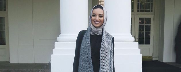 Noor Tagouri vor dem Weißen Haus Noor Tagouri vor dem Weißen Haus