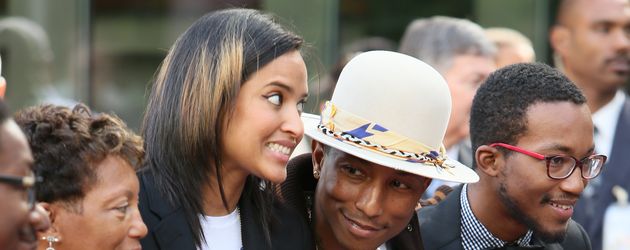 Pharrell Williams mit seiner Frau und seinem Sohn Rocket Ayer im Jahr 2014 Pharrell Williams mit seiner Frau und seinem Sohn Rocket Ayer im Jahr 2014
