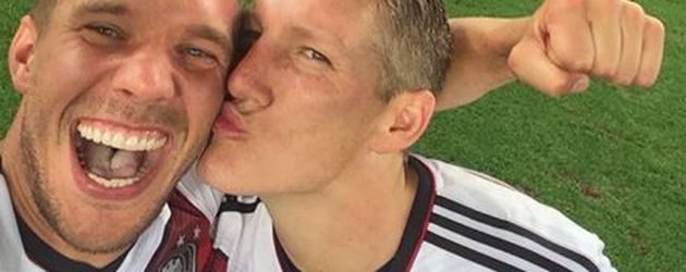 Lukas Podolski und Bastian Schweinsteiger nach dem WM-Sieg 2014 Lukas Podolski und Bastian Schweinsteiger nach dem WM-Sieg 2014
