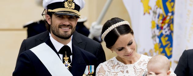 Prinz Carl Philip mit Prinzessin Sofia und Sohn Prinz Alexander bei der Taufe von Prinz Alexander Prinz Carl Philip mit Prinzessin Sofia und Sohn Prinz Alexander bei der Taufe von Prinz Alexander
