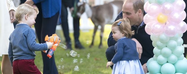 Prinz George, Prinzessin Charlotte und ihr Vater Prinz William Prinz George, Prinzessin Charlotte und ihr Vater Prinz William