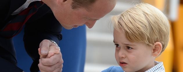 Prinz William und sein Sohn Prinz George am Flughafen in Kanada Prinz William und sein Sohn Prinz George am Flughafen in Kanada