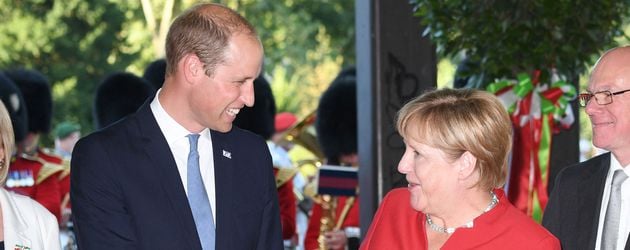 Prinz William und Angela Merkel bei der Verleihung des Fahnenbands an die 20th Armoured Infantry Br Prinz William und Angela Merkel bei der Verleihung des Fahnenbands an die 20th Armoured Infantry Br