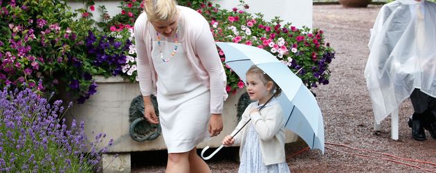 Prinzessin Estelle und Nanny Katie Millington Prinzessin Estelle und Nanny Katie Millington