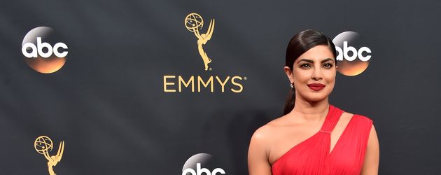 Priyanka Chopra auf dem roten Teppich der Emmys 2016 Priyanka Chopra auf dem roten Teppich der Emmys 2016