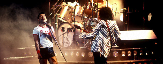 Freddie Mercury bei einem Konzert mit seiner Band Queen Freddie Mercury bei einem Konzert mit seiner Band Queen
