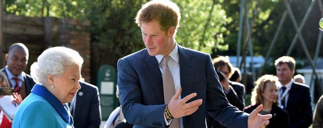 Queen Elizabeth II. und Prinz Harry in London Queen Elizabeth II. und Prinz Harry in London