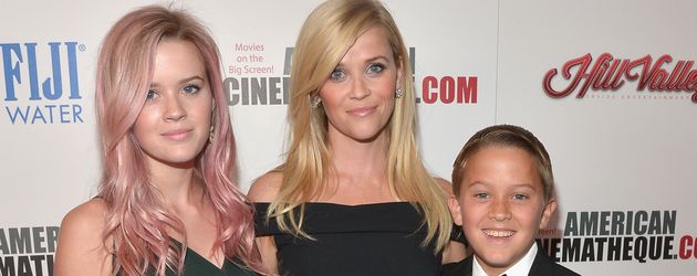 Reese Witherspoon mit ihren Kindern Ava und Deacon im Oktober 2015 in Hollywood Reese Witherspoon mit ihren Kindern Ava und Deacon im Oktober 2015 in Hollywood