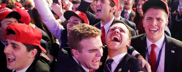 Begeisterte Republikaner nach dem für sie positiven Wahlergebnis aus Iowa Begeisterte Republikaner nach dem für sie positiven Wahlergebnis aus Iowa