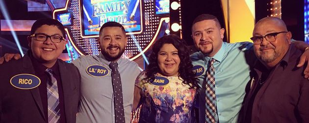 Rico Rodriguez mit seinen Geschwistern und seinem Papa Roy beim "Celebrity Family Feud" Rico Rodriguez mit seinen Geschwistern und seinem Papa Roy beim "Celebrity Family Feud"