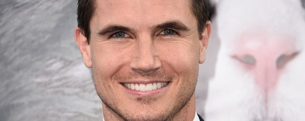 Robbie Amell bei der Premie von EuropaCorp's 'Nine Lives' 2016 in Hollywood Robbie Amell bei der Premie von EuropaCorp's 'Nine Lives' 2016 in Hollywood