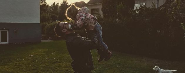 Rocco Stark spielt mit Tochter Amelia Rocco Stark spielt mit Tochter Amelia