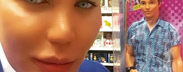 Rodrigo Alves und sein "Idol", die Barbie-Puppe Ken Rodrigo Alves und sein "Idol", die Barbie-Puppe Ken