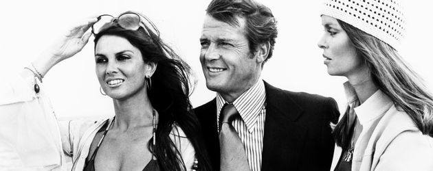 Caroline Munro, Roger Moore und Barbara Bach im "James Bond"-Film "The Spy Who Loved Me" 1977 Caroline Munro, Roger Moore und Barbara Bach im "James Bond"-Film "The Spy Who Loved Me" 1977