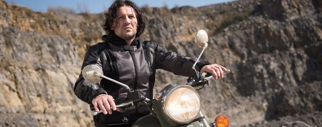 Rolf (Stefan Franz) auf seinem Motorrad bei "Unter uns" Rolf (Stefan Franz) auf seinem Motorrad bei "Unter uns"