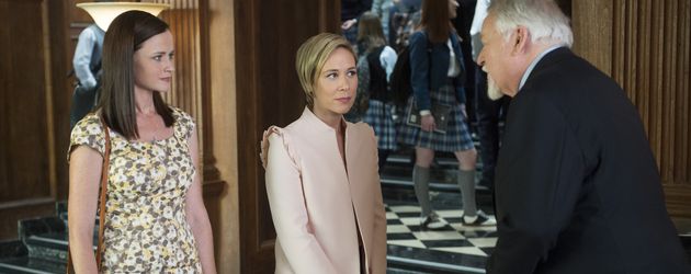 Rory (Alexis Bledel), Paris (Lisa Weil) und Headmaster Charleston (Darkin Matthews) in "Gilmore Girl Rory (Alexis Bledel), Paris (Lisa Weil) und Headmaster Charleston (Darkin Matthews) in "Gilmore Girl
