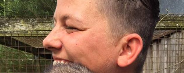 Sängerin Kerstin Ott mit einem Waschbären im Arm Sängerin Kerstin Ott mit einem Waschbären im Arm