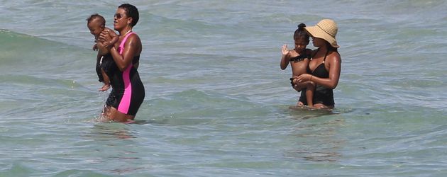 Saint West und North West mit ihren Nannys in Miami Beach Saint West und North West mit ihren Nannys in Miami Beach