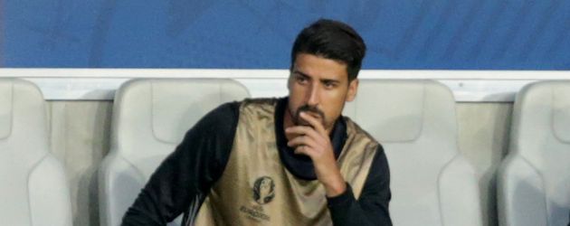 Sami Khedira beim EM-Spiel Deutschland gegen Italien verletzt auf der Bank Sami Khedira beim EM-Spiel Deutschland gegen Italien verletzt auf der Bank