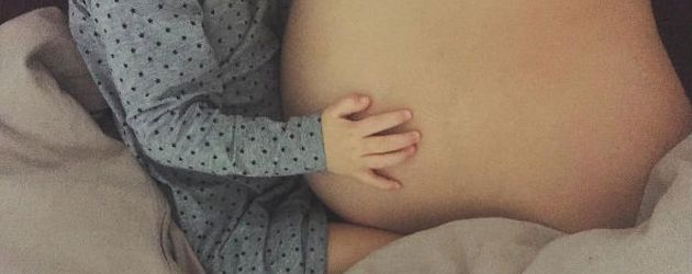 Sara Kulka mit ihrer Tochter und Babybauch Sara Kulka mit ihrer Tochter und Babybauch