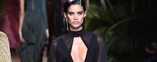 Sara Sampaio auf dem Catwalk der Balmain Show auf der Paris Fashion Week Sara Sampaio auf dem Catwalk der Balmain Show auf der Paris Fashion Week