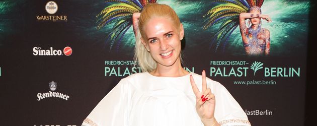 Sarah Knappik bei der "THE ONE"-Premiere im Friedrichstadt-Palast Sarah Knappik bei der "THE ONE"-Premiere im Friedrichstadt-Palast