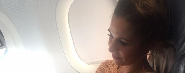 Sarah Lombardi mit ihrem Sohn Alessio im Flieger Sarah Lombardi mit ihrem Sohn Alessio im Flieger