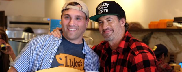 Scott Patterson mit einem Fan in Beverly Hills Scott Patterson mit einem Fan in Beverly Hills