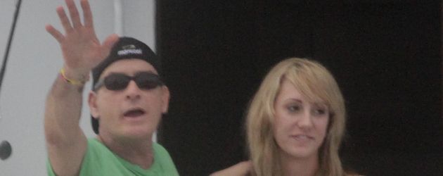 Charlie Sheen und Brett Rossi Charlie Sheen und Brett Rossi
