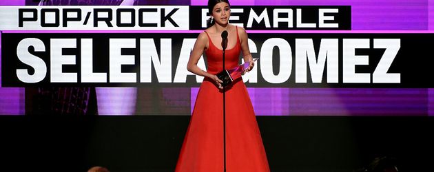 Selena Gomez erhält den Preis als "Lieblingssängerin" in der Pop/Rock-Kategorie auf den AMAs 2016 Selena Gomez erhält den Preis als "Lieblingssängerin" in der Pop/Rock-Kategorie auf den AMAs 2016