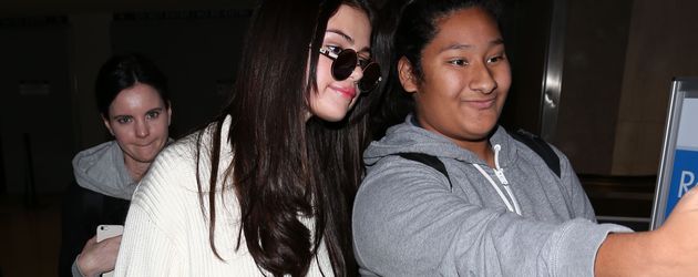 Selena Gomez am Flughafen von Los Angeles Selena Gomez am Flughafen von Los Angeles