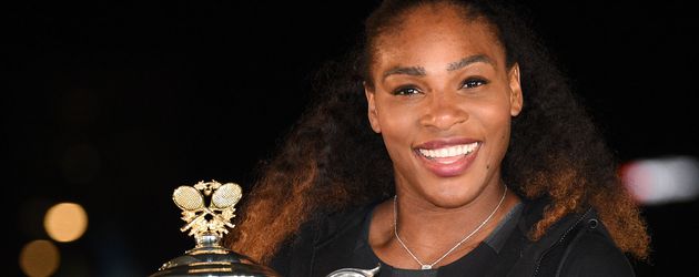 Serena Williams mit dem Siegerpokal der Australian Open 2017 Serena Williams mit dem Siegerpokal der Australian Open 2017